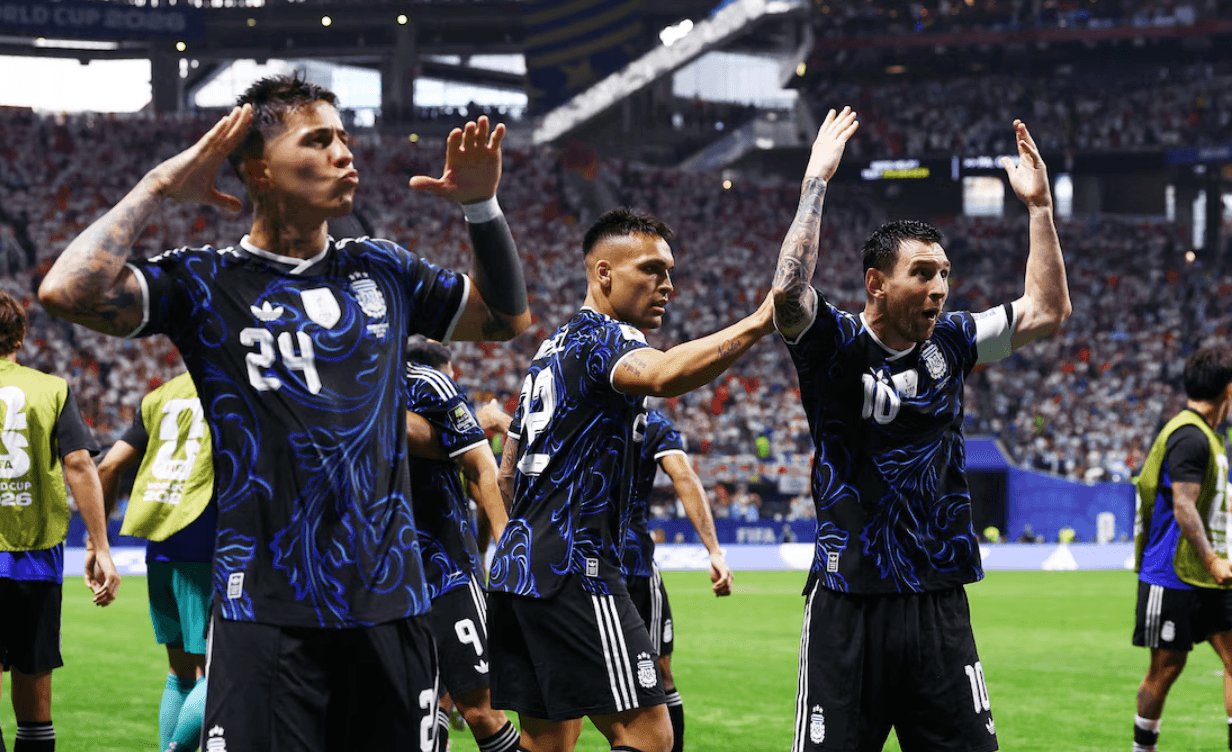 Argentina remonta a Inglaterra 2-1 y avanza a la gran final