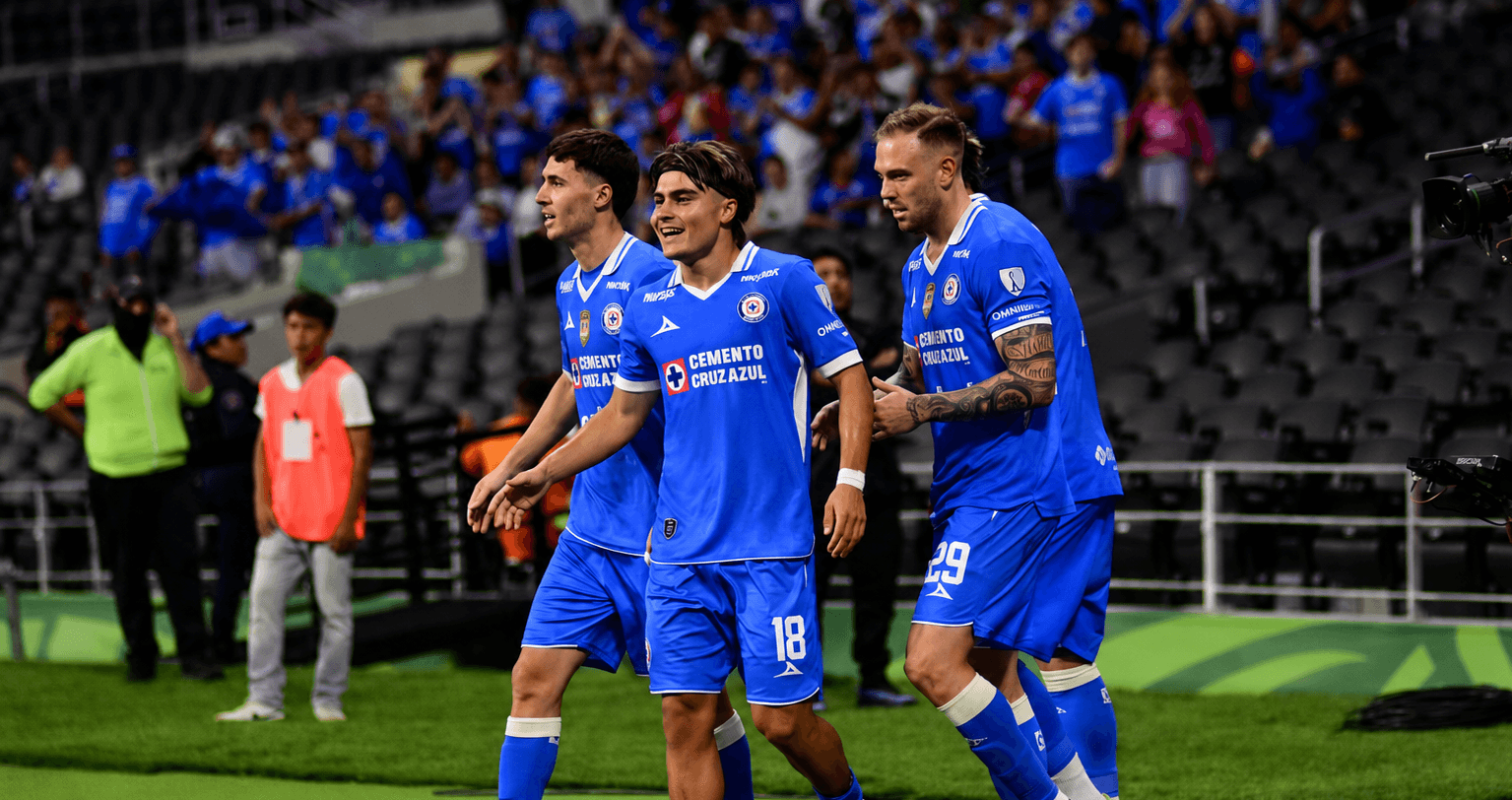Cruz Azul remonta al Puebla y continúa con su paso perfecto
