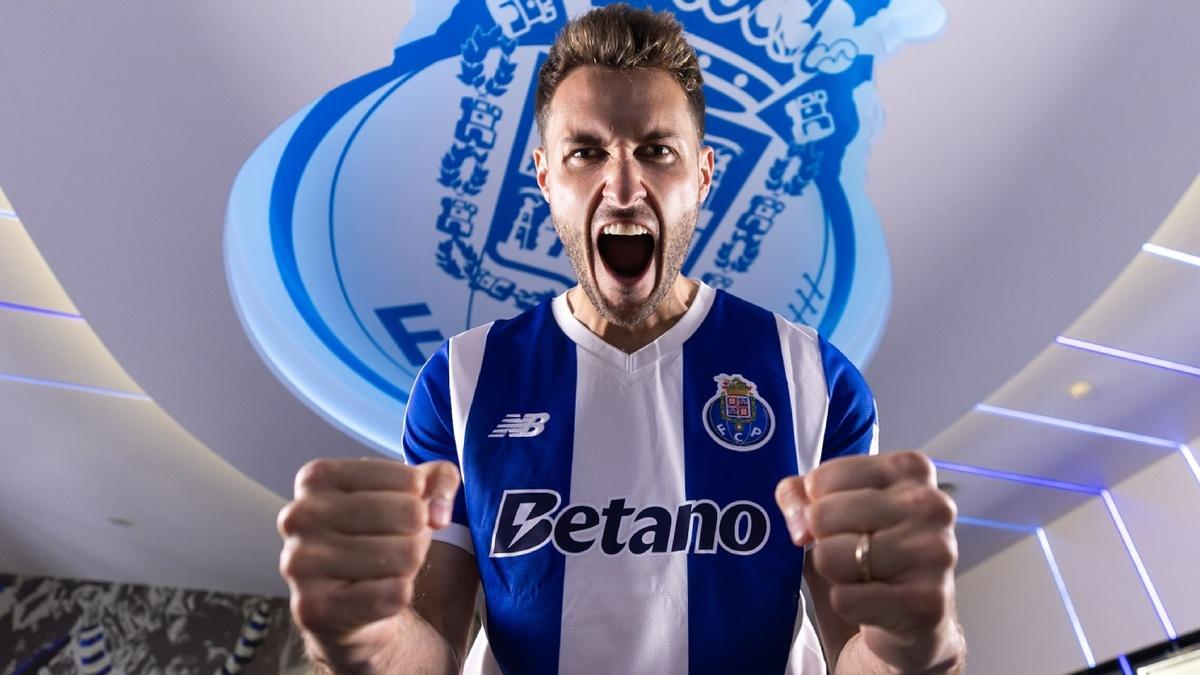 Santi Giménez es anunciado como nuevo jugador del Porto